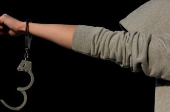 Дързък обир в Хасково: 18-годишен нападна баба на улицата, но НЕ повярва какво му се случи!