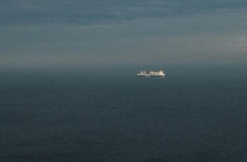 Драма в Ормузкия проток: Петролен танкер се изплъзна на Иран, докато Техеран извърши екзекуция